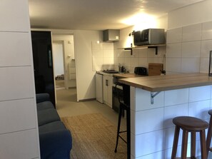 Een koelkast, een microgolfoven, een oven, een kookplaat