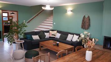 Smart TV, chimenea, tenis de mesa y estéreo