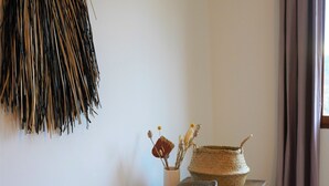 A wooden bench with woven baskets and a wall hanging. - Family villa between sea and scrubland 15 min Mtp (Combaillaux)
