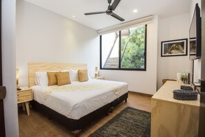 2 bedrooms, in-room safe, desk, iron/ironing board