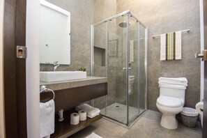 Dusche, Haartrockner, Handtücher, Seife