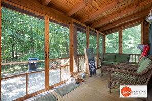 Property grounds - Wander Inn - Updated Log Cabin near shared beach (Saugatuck)
