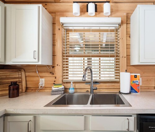 Wander Inn - Updated Log Cabin near shared beach
