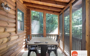 Dining - Wander Inn - Updated Log Cabin near shared beach (Saugatuck)