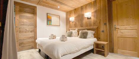 5 bedrooms, desk, iron/ironing board, WiFi