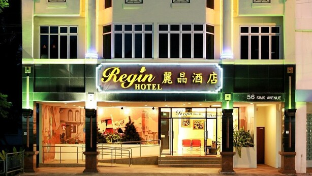 Un hotel con un letrero destacado que indica "Regin Hotel" y la dirección "Sims Avenue".