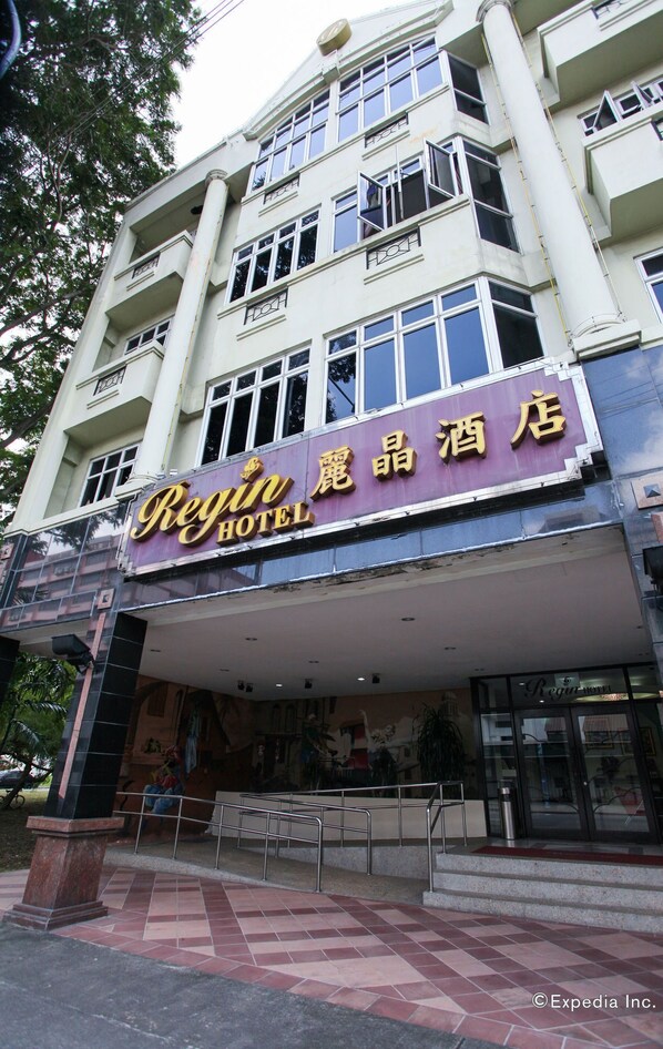 A hotel with a prominent sign reading "Regina Hotel" and Chinese characters above it. - Regin Hotel (Singapore)