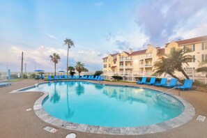 A heated pool, sun loungers - Relaxing Beach Stay just Steps from Gulf w/a Heated Pool, Hot Tub, and Pond (Corpus Christi)