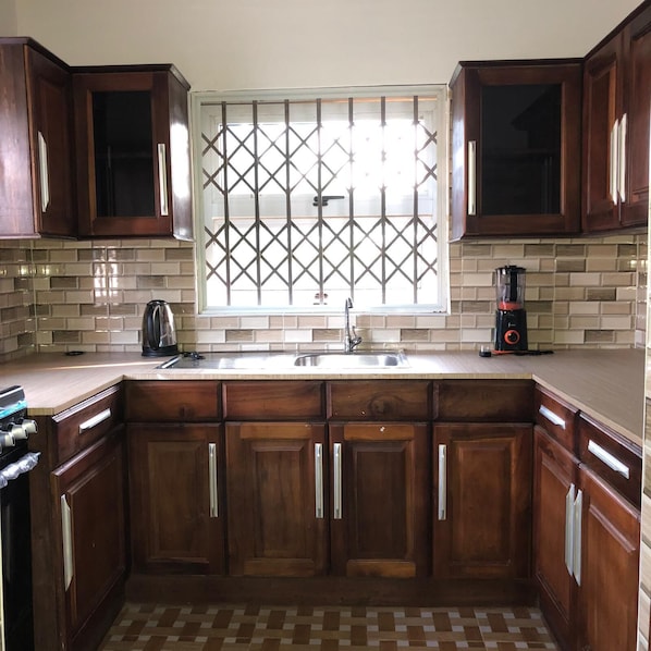 Réfrigérateur, four, plaque de cuisson, bouilloire électrique