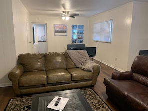 Smart TV -  EZ - GO Lodging 3.7 mi Green Pond Landing(Lake Hartwell) Clemson Univ 15 mil. (Anderson)