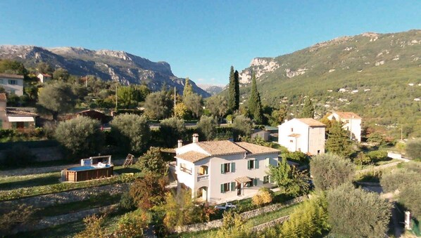 Exterior - 2 198 / 5 000
Cozy cottage with private garden and terrace – peaceful setting (Le Bar-sur-Loup)