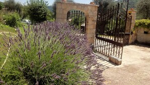 A stone gate with a wrought iron fence, surrounded by lavender plants. - 2 198 / 5 000
Cozy cottage with private garden and terrace – peaceful setting (Le Bar-sur-Loup)