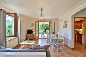Dining - 2 198 / 5 000
Cozy cottage with private garden and terrace – peaceful setting (Le Bar-sur-Loup)