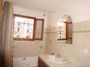 Baignoire, séchoir à cheveux, bidet, serviettes fournies
