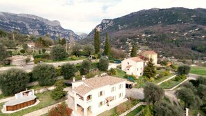 A white villa with a tiled roof, surrounded by greenery and a mountainous backdrop. - 2 198 / 5 000
Cozy cottage with private garden and terrace – peaceful setting (Le Bar-sur-Loup)