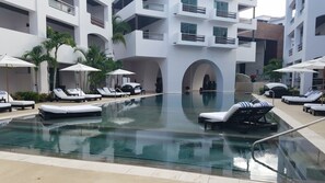 Una piscina al aire libre, una piscina climatizada
