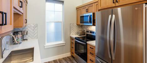 Réfrigérateur, micro-ondes, four, plaque de cuisson