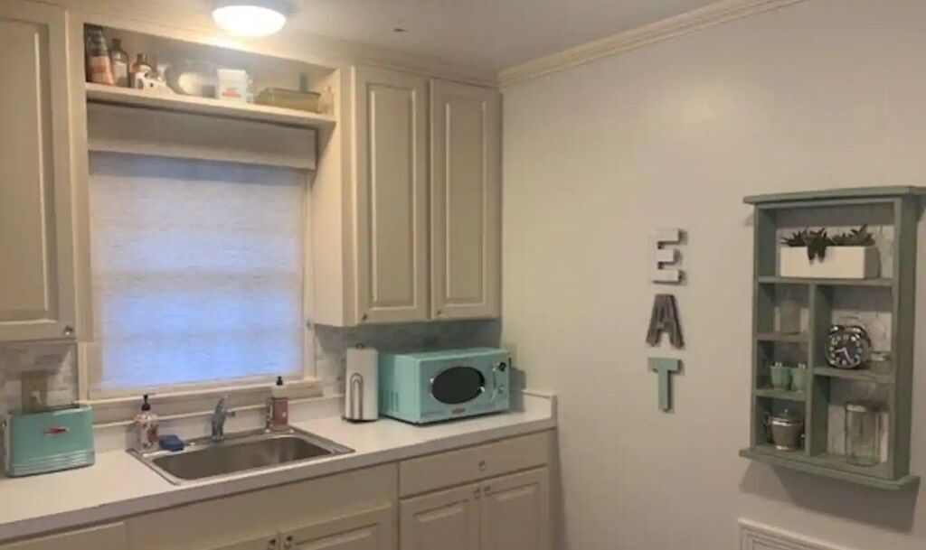 Kjøleskap, mikrobølgeovn, ovn og kaffetrakter/tekoker