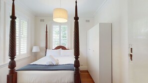 2 slaapkamers, een bureau, een strijkplank/strijkijzer, gratis wifi