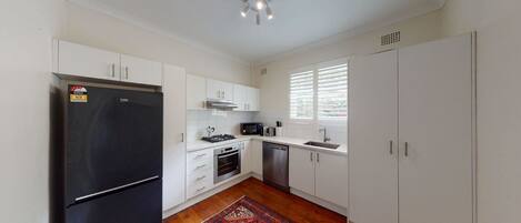 Refrigerador, microondas, horno y parrilla de estufa