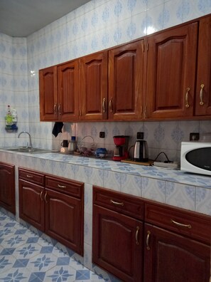 Fridge, microwave, oven, coffee/tea maker - Private furnished air-conditioned room in GOUMEL Ziguinchor (Ziguinchor)