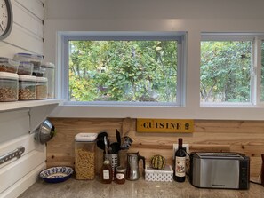 Kühlschrank, Ofen, Herdplatte, Wasserkocher mit Kaffee-/Teezubehör