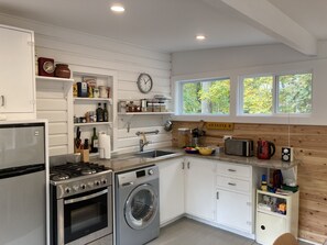 Een koelkast, een oven, een kookplaat, een koffiezetapparaat/waterkoker