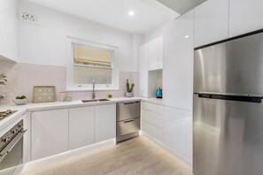 Réfrigérateur, micro-ondes, four, plaque de cuisson