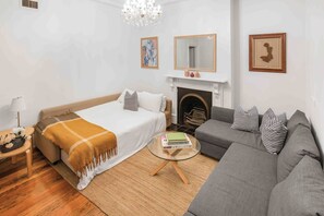 4 bedrooms, iron/ironing board, WiFi, bed sheets - Large 4BR Terrace Home in Forest Lodge (Forest Lodge)