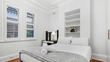 4 bedrooms, iron/ironing board, WiFi, bed sheets