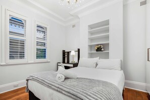 4 bedrooms, iron/ironing board, WiFi, bed sheets