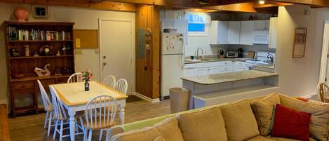 Televisor intel·ligent, llar de foc, reproductor de DVD i llibres