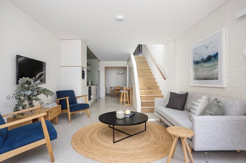3BR 'Urban Serenity' in Glebe: Modern Comfort & Ideal Location