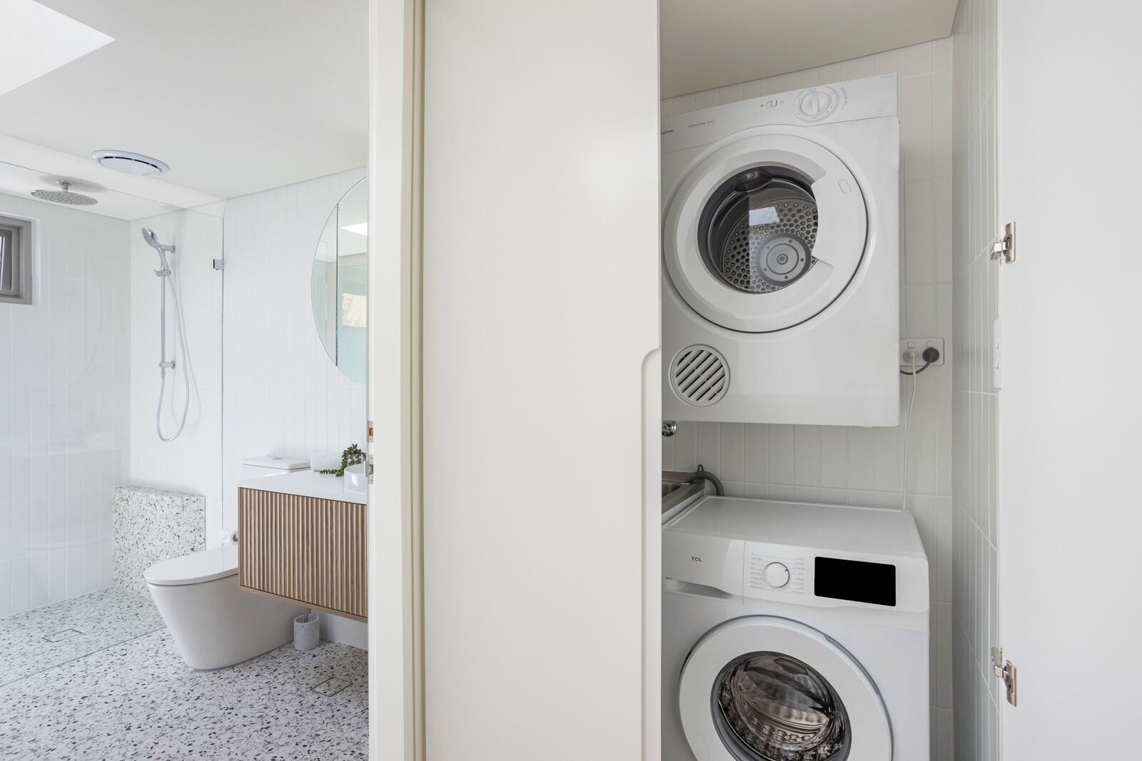 Combined shower/bathtub, hair dryer, towels