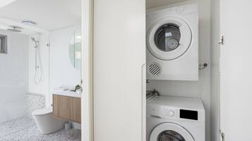 Combined shower/bathtub, hair dryer, towels