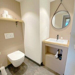 Sèche-cheveux, serviettes fournies, savon, shampoing