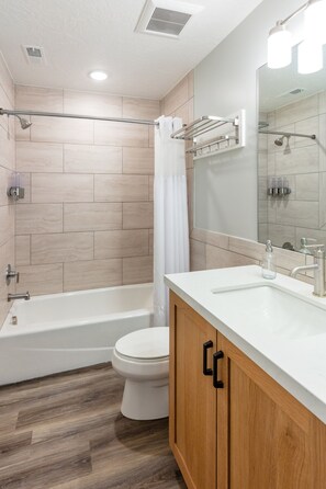Ensemble douche/baignoire, sèche-cheveux, serviettes fournies, savon