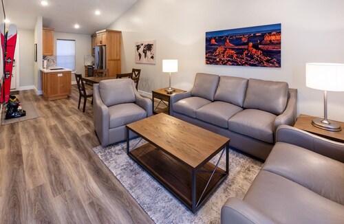 Cozy, new, sleeps 6!  Best location close to canyons!