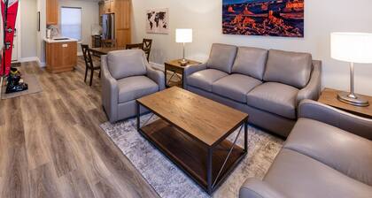 Cozy, new, sleeps 6! Best location close to canyons!