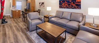 Cozy, new, sleeps 6! Best location close to canyons!