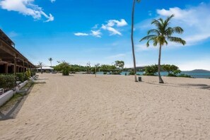 Sulla spiaggia, lettini da mare, teli da spiaggia