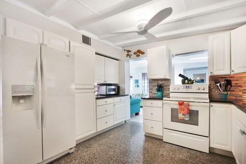 Old Florida Key West Cottage w/ river access