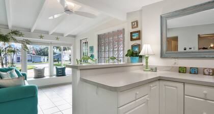 Old Florida Key West Cottage w/ river access