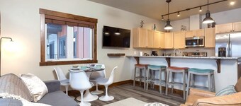 Beautiful 3-bed/2-bath Condo Looking Into Glacier National Park!