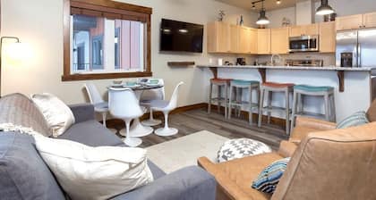 Beautiful 3-bed/2-bath Condo Looking Into Glacier National Park!