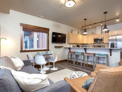 Beautiful 3-bed/2-bath Condo Looking Into Glacier National Park!