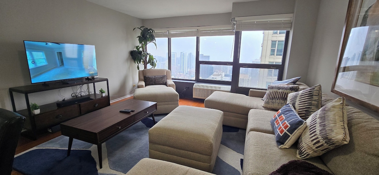 Luxury 1br Condo Views, Comfort, & Style -