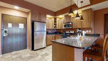 Refrigerador, microondas, horno y parrilla de estufa