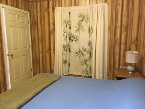 2 bedrooms, iron/ironing board, bed sheets