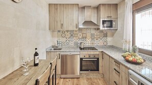 Jääkaappi, mikroaaltouuni, uuni, liesi